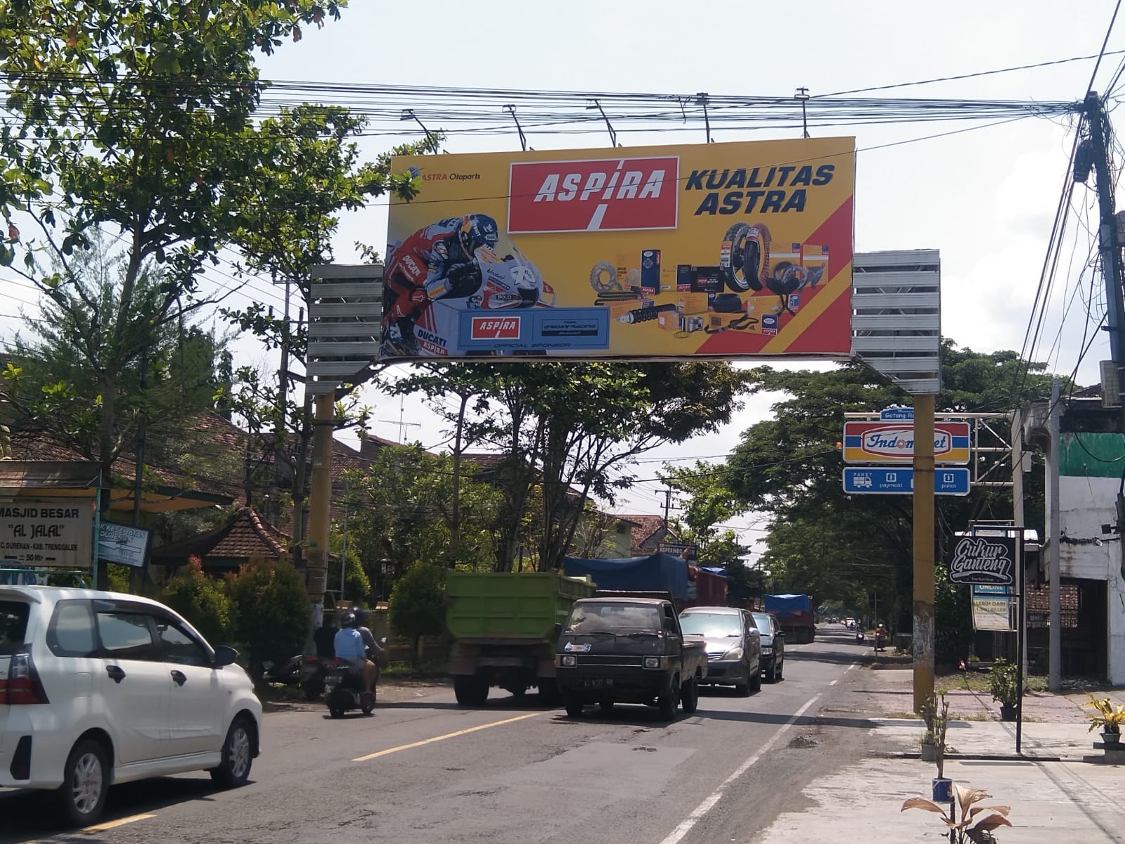 Billboard Aspira di area jalan